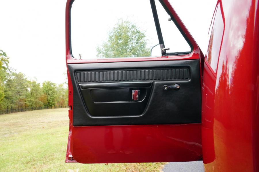 Детали интерьера Dodge D100 Custom Pickup 1979 года  (фото 75 из 92)